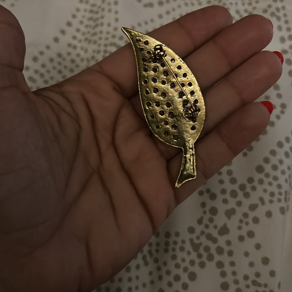 Vintage gold tone diamante leaf brooch - Picture 3 of 4